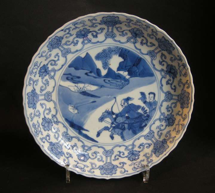 Dish porcelain blue and white decorated with hunting scene - Kangxi period